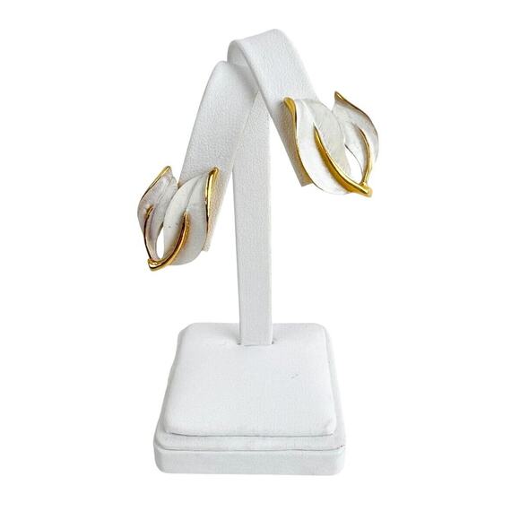 Sarah Coventry Clip On Earrings Pearlized Perfection White Enamel Goldtone Trim - Picture 3 of 8